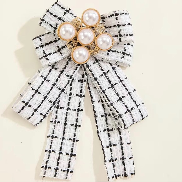 NWT Bow tie brooch. - Picture 2 of 3